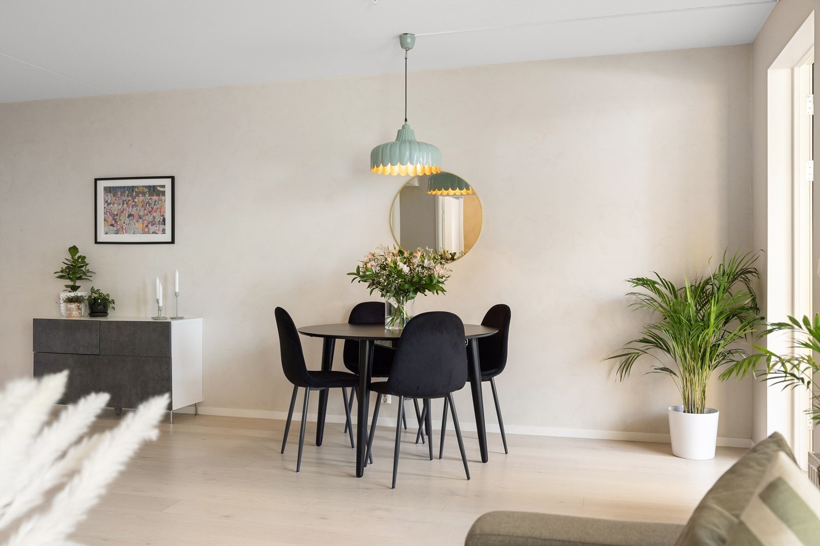 Her bor du godt i en moderne, varm og godt isolert leilighet. Balansert ventilasjon gir bra inneklima året rundt. Galleribilde