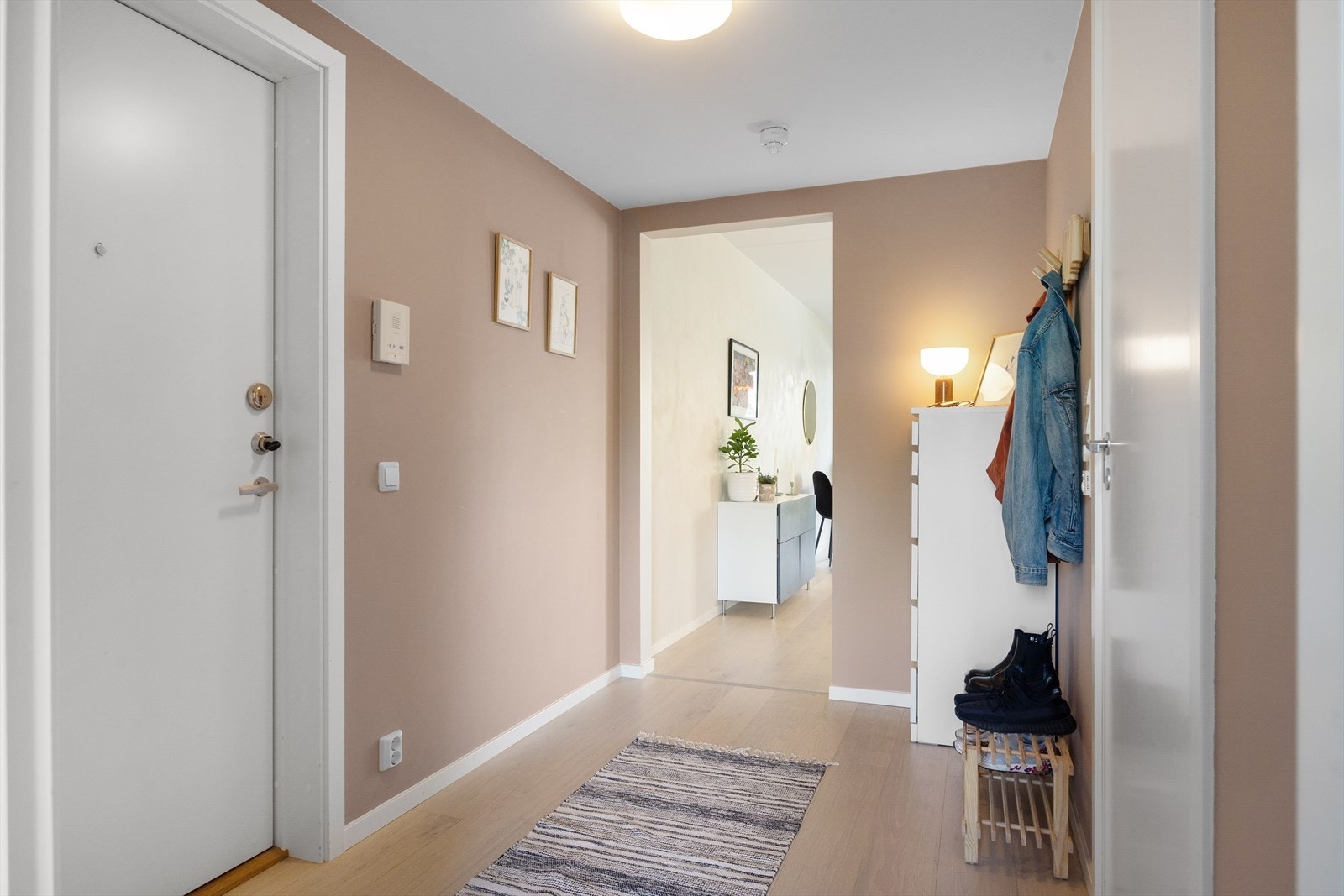 Leiligheten har gjennomgående lyse og moderne overflater som gjør det enkelt å møblere og skape et personlig og koselig hjem - et sted det er lett å føle seg hjemme. Galleribilde