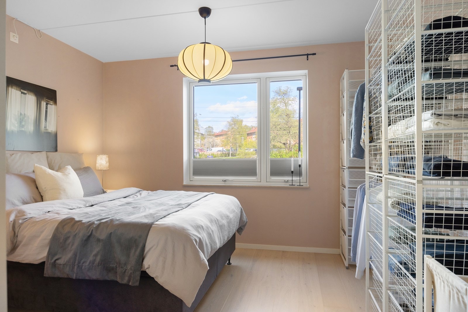 De store vindusflatene slipper inn godt med naturlig lys, mens det sofistikerte fargevalget på veggene understreker en luftig og behagelig atmosfære. Galleribilde