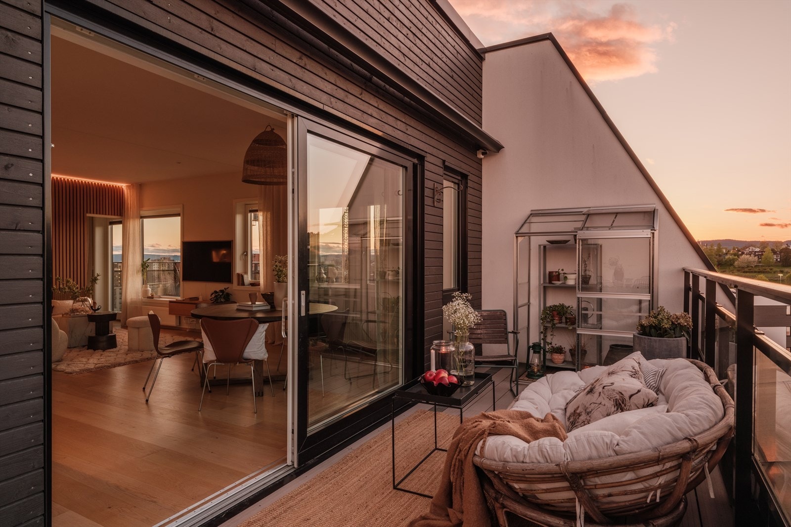 Leilighetens terrasse på 24 kvm. er et perfekt sted å tilbringe sommerdagene på. Her har du plass til "alle" i både familien og vennegjengen på sosiale samlinger. Galleribilde