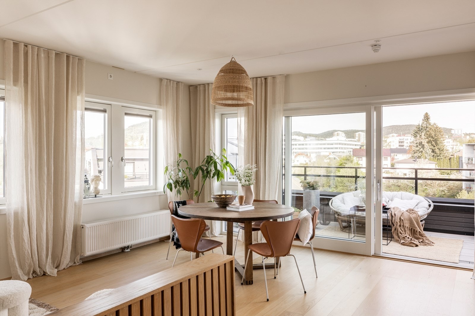Stuen har svært gode lysforhold med store glasskyvedører som leder ut til terrassen. Galleribilde