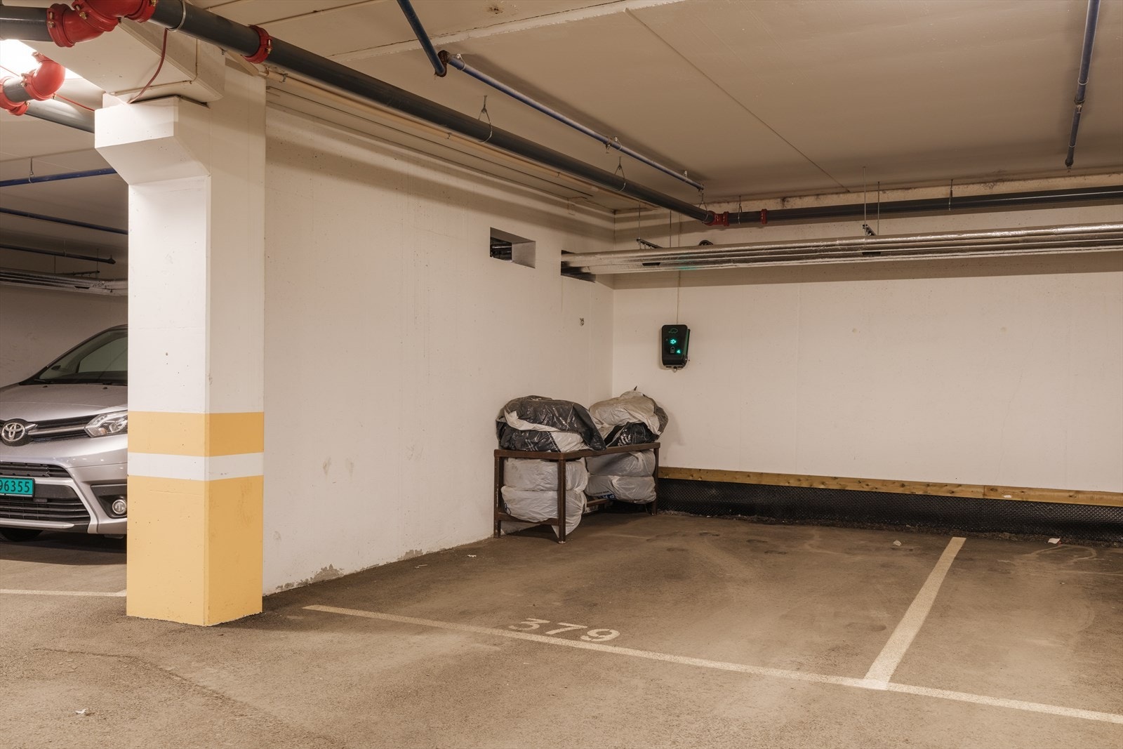 Garasjeplass 2 er merket med 379 (ekstra bred) og er lokalisert under Nybyen Økern Nord. Galleribilde