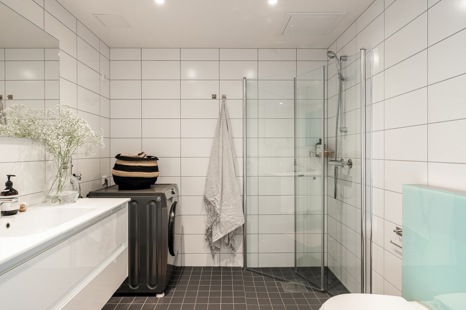 Romslig, flislagt hovedbad med varmekabler i gulv og downlights i himling. Galleribilde