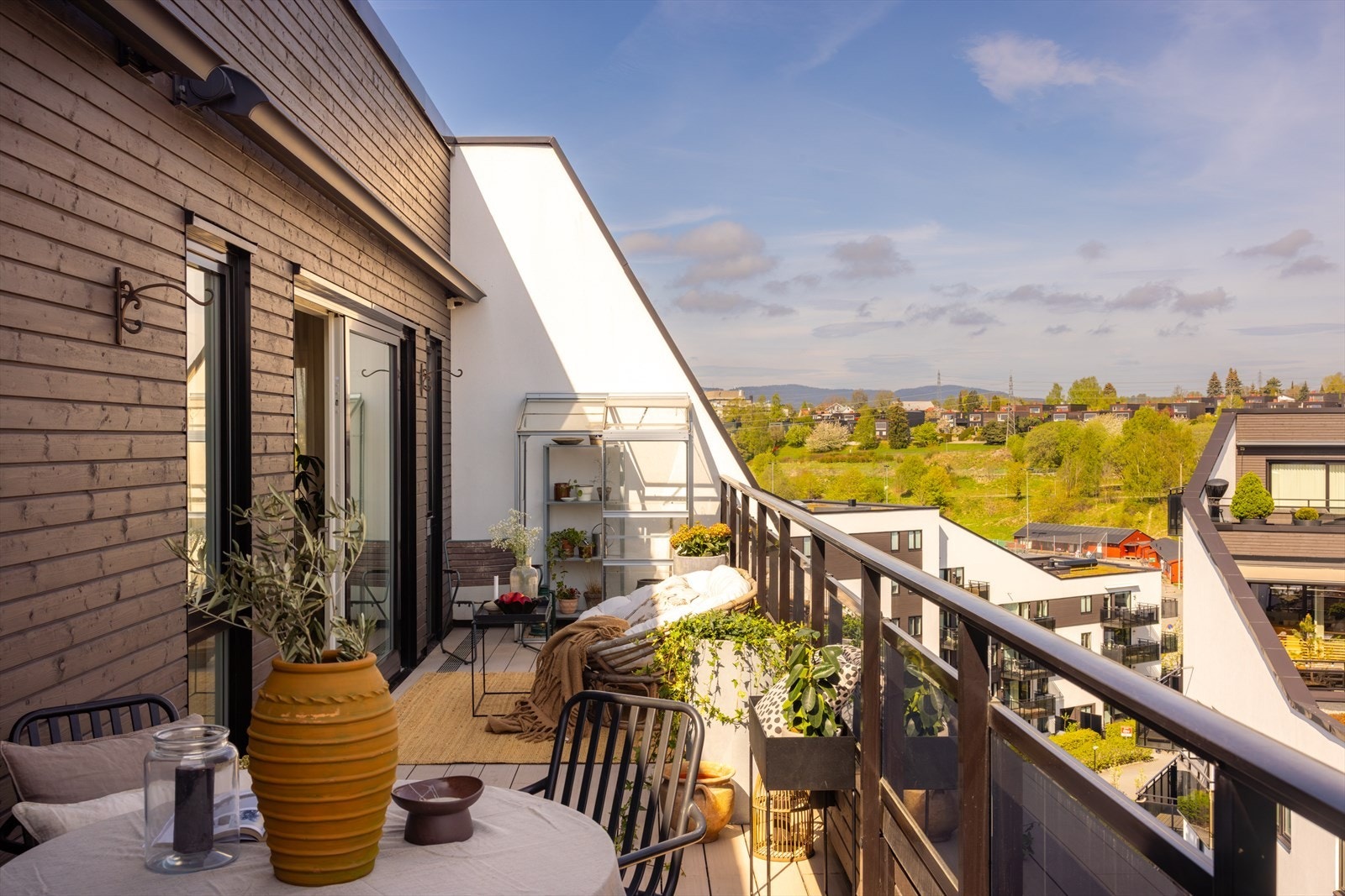 Leiligheten ligger høyt og fritt i 8. etasje, med langstrakt og fin utsikt, og med lite innsyn. Galleribilde