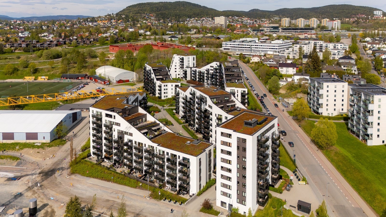 Leiligheten ligger i et svært spennende område. Det er bl.a. planlagt en ny park på ca. 40 mål like ved leiligheten samt skole, bolig og næring. I bakkant sees Lillomarka og Grefsenåsen. Grefsenkollen og Linderudkollen er fine turdestinasjoner fra boligen Galleribilde