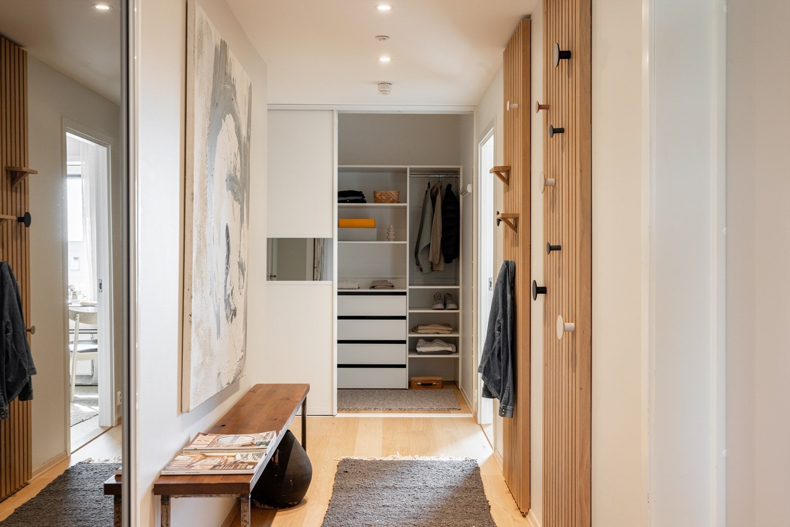 Entréen oppleves som romslig og praktisk, med skyvedørsgarderobe plassert hensiktsmessig rett innenfor døren. Galleribilde