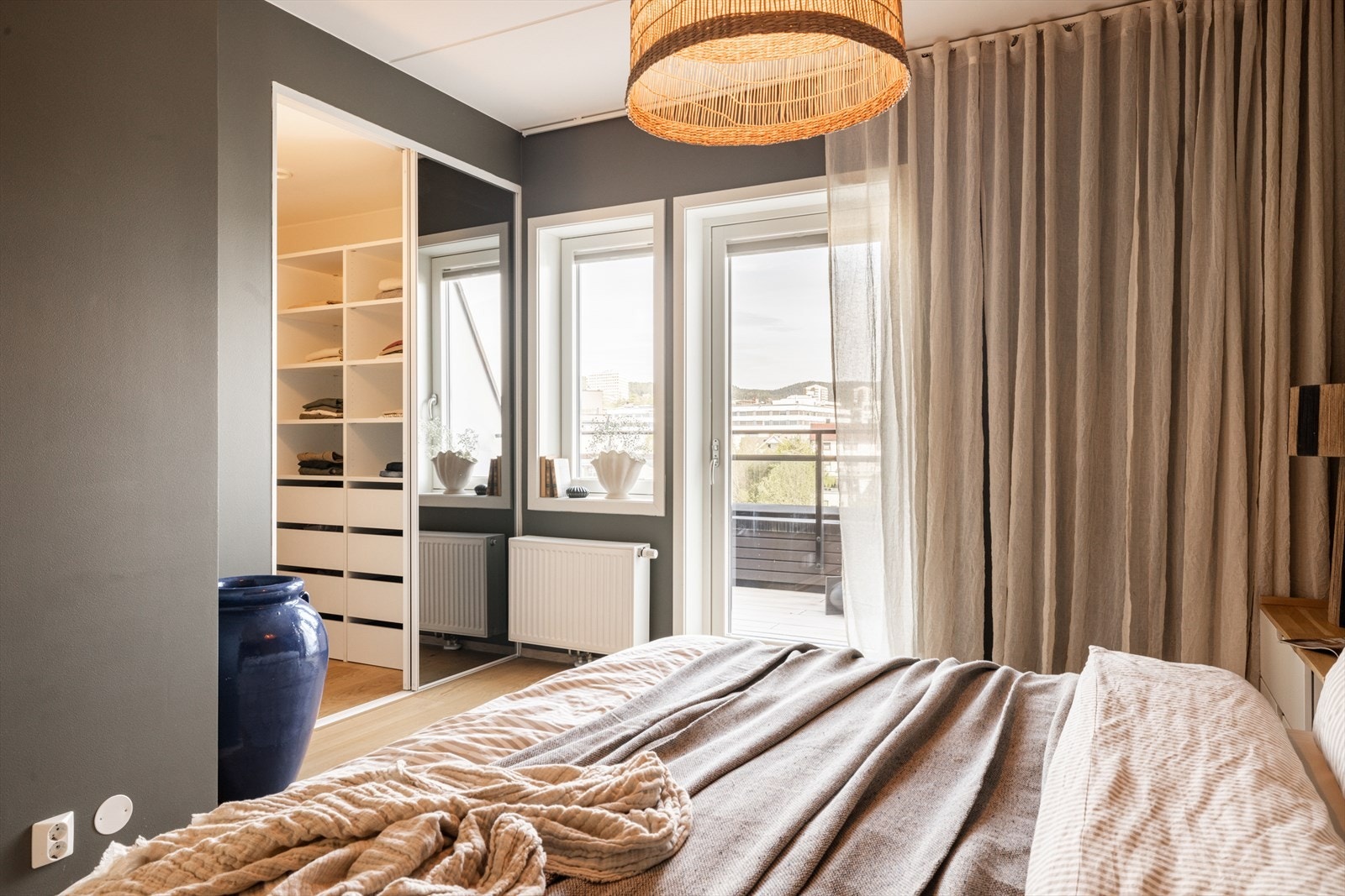 Hovedsoverommet er tilknyttet et praktisk omkledningsrom/"walk-in-closet" og eget baderom. Galleribilde