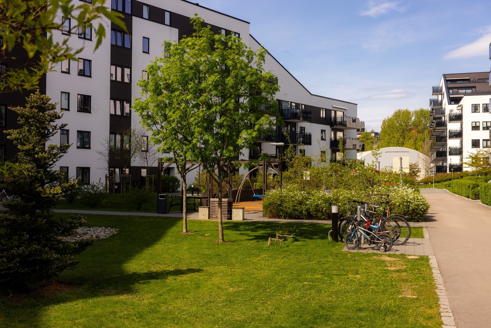 Parkmessig opparbeidet bakgård. Galleribilde