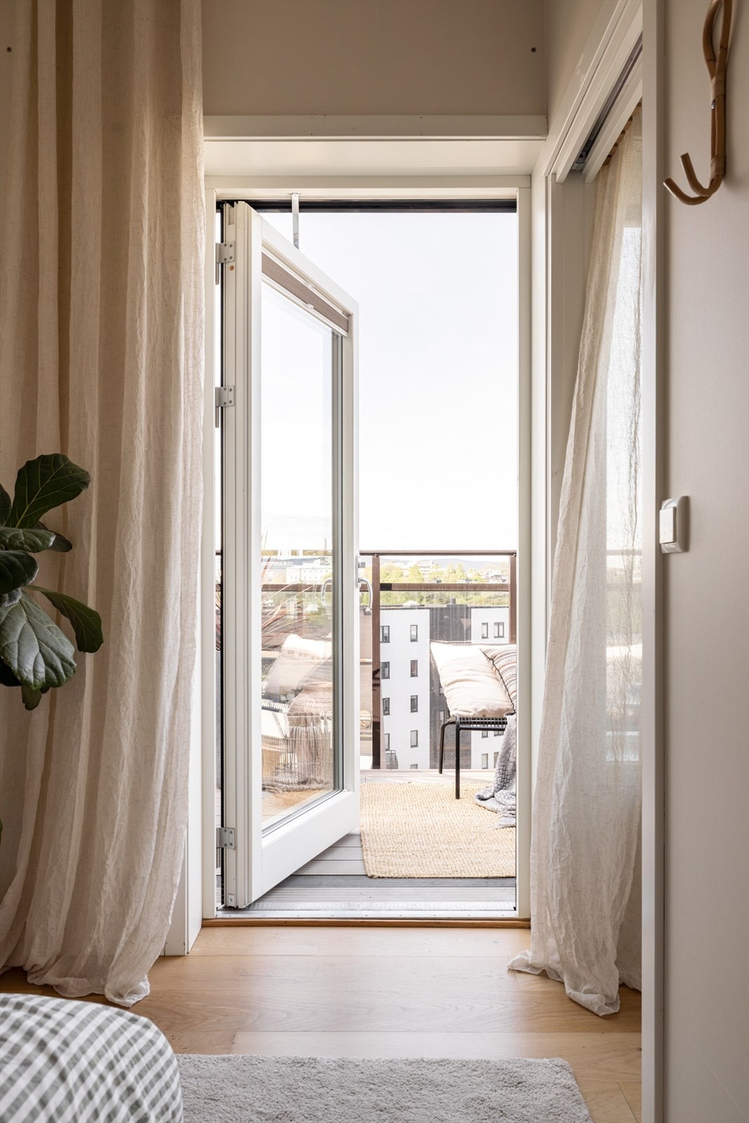 Det har skyvedør fra stuen og egen utgang til balkong. Galleribilde