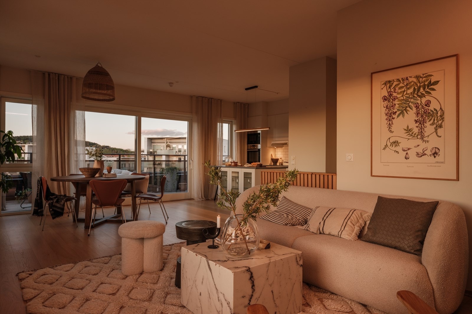 Dette er en unik 4-roms toppleilighet med ekstraordinære kvaliteter som stor terrasse og balkong, nydelig utsikt, 2 garasjeplasser og 2 bad for en enkel hverdag. Galleribilde