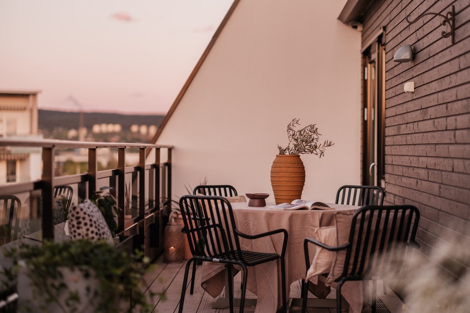 Terrassen er godt tilrettelagt med elektriske markiser, stikkontakt og god plass til både spisegruppe, grill og plantekasser. Galleribilde