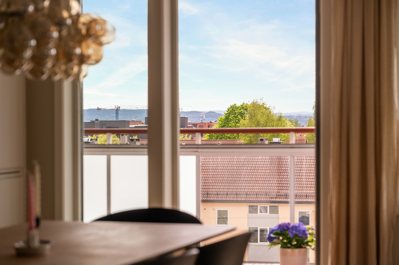 Fra spisebordet kan du nyte utsikten ut mot nærområdene. Galleribilde
