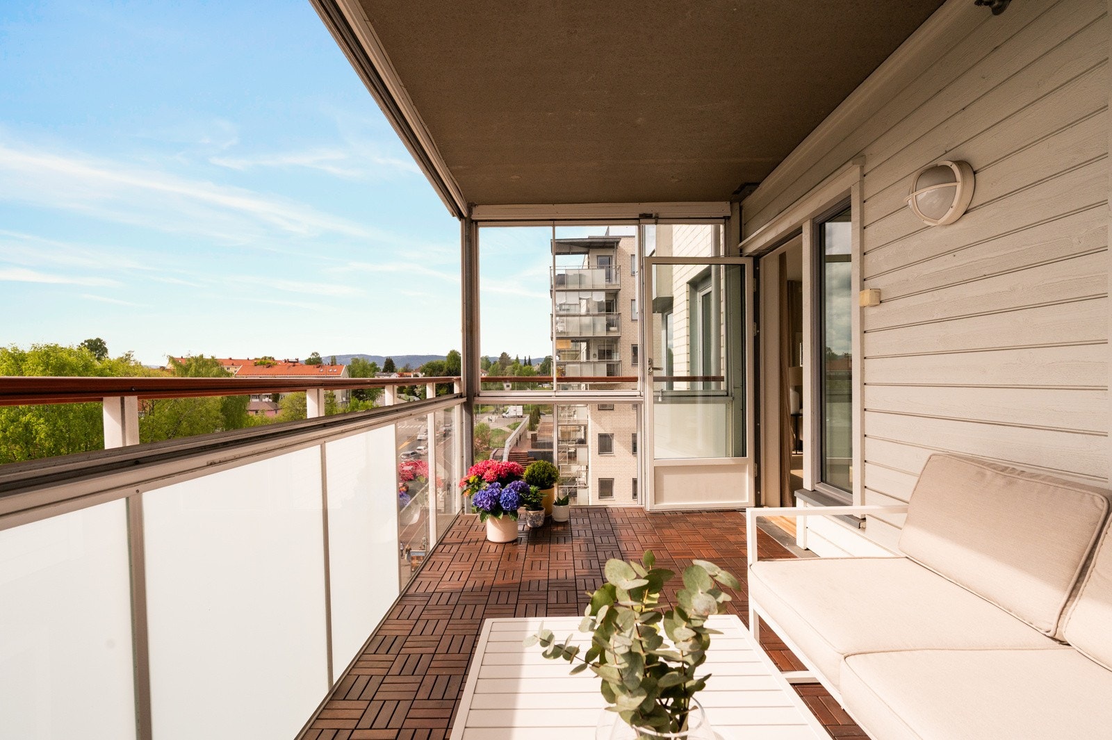 Balkongen er perfekt for avslapning eller sosiale sammenkomster på varme dager. Galleribilde