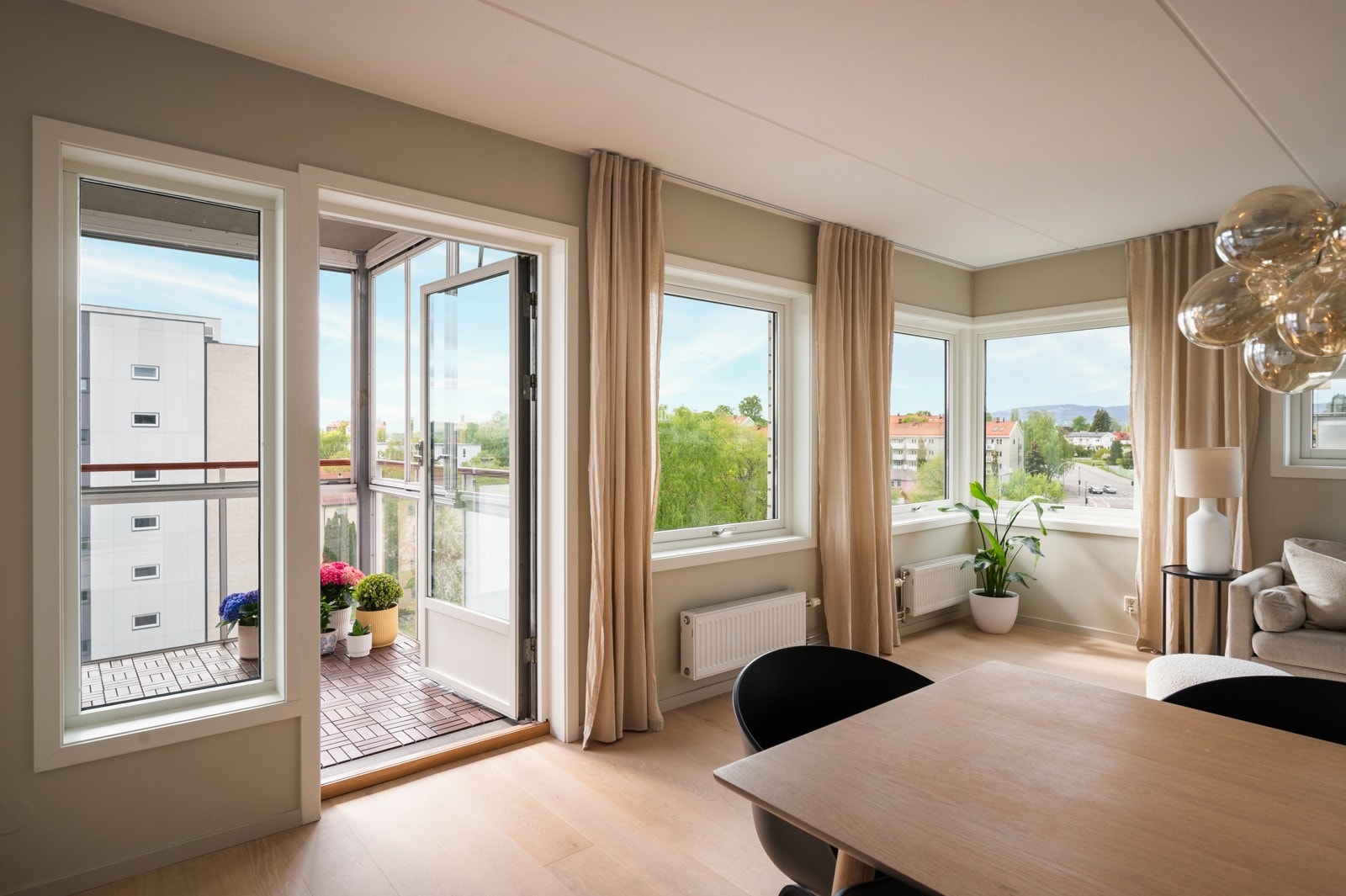 Direkte utgang fra stuen ut til sydvendt innglasset balkong Galleribilde