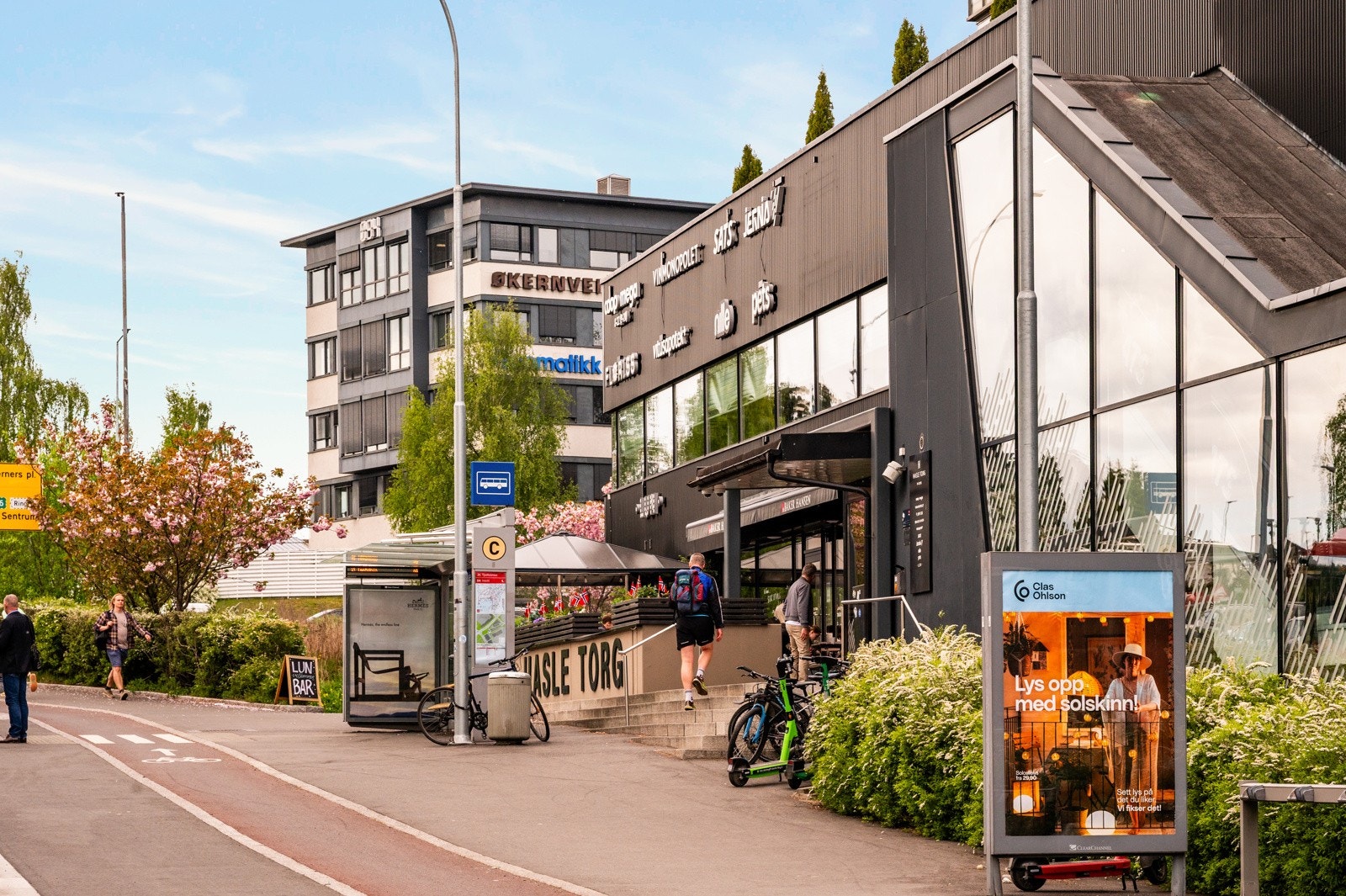 Her i området finner du et inkluderende og engasjert lokalmiljø som gjør områdets kafeer og spisesteder til trivelige møteplasser. Galleribilde