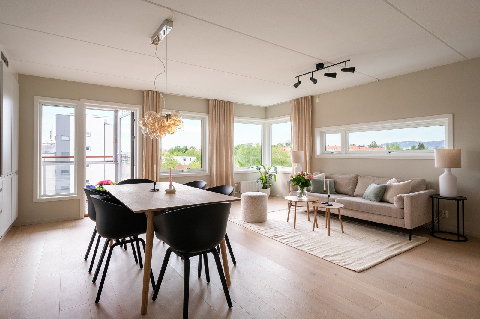 Innbydende stue med delikat innredning og godt lysinnslipp. Galleribilde