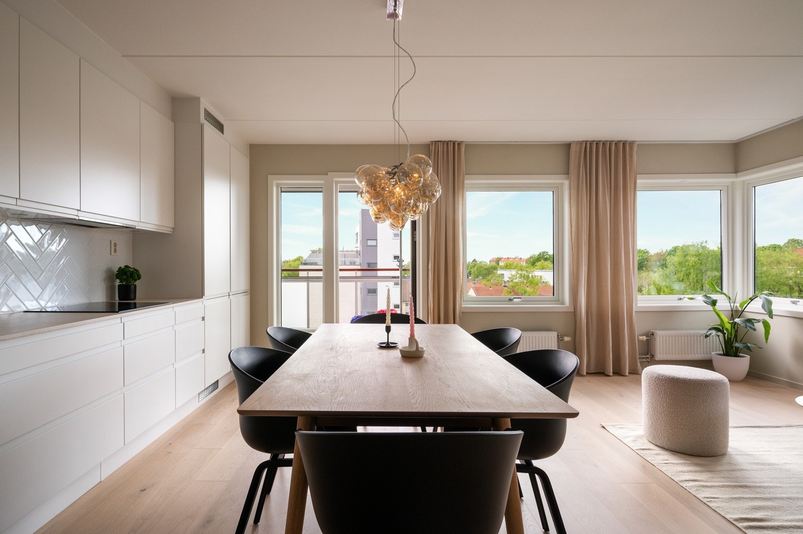 Lys og innholdsrik leilighet i 6.etasje, med en gjennomgående god standard. Galleribilde