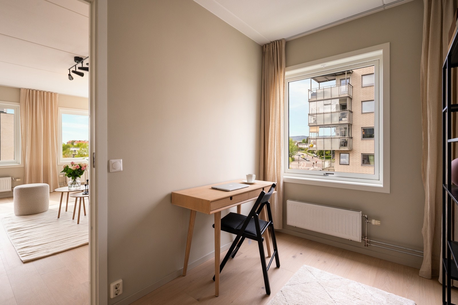 Rommet vender ut mot rolige omgivelser. Galleribilde