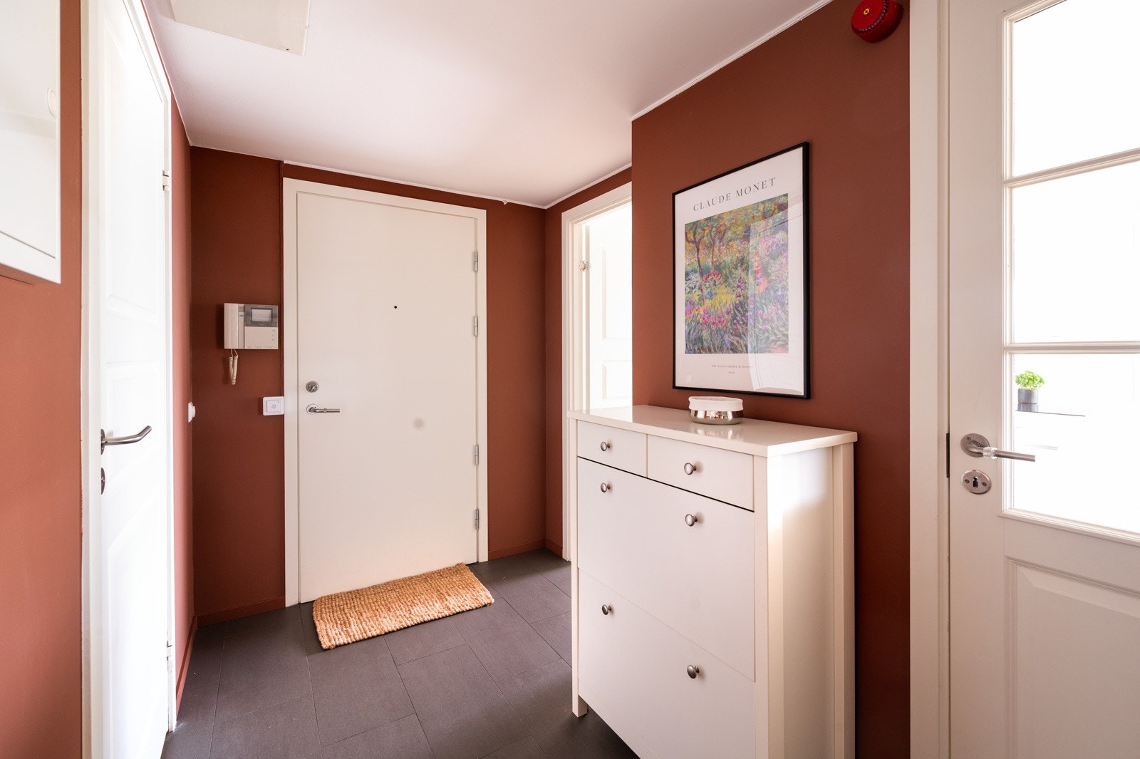 Lys og innbydende entré med knagger og oppbevaringsplass. Galleribilde