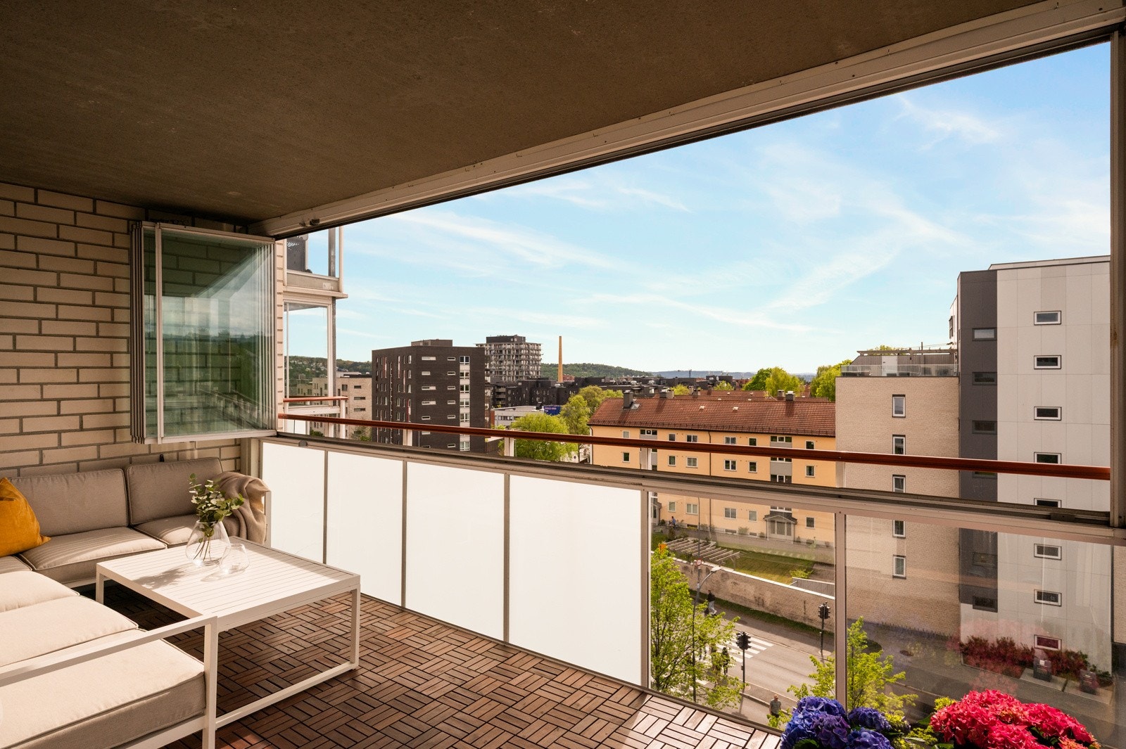 Balkongen er på 12 kvm og har utsyn mot nærliggende boligområde og grøntarealer. Galleribilde