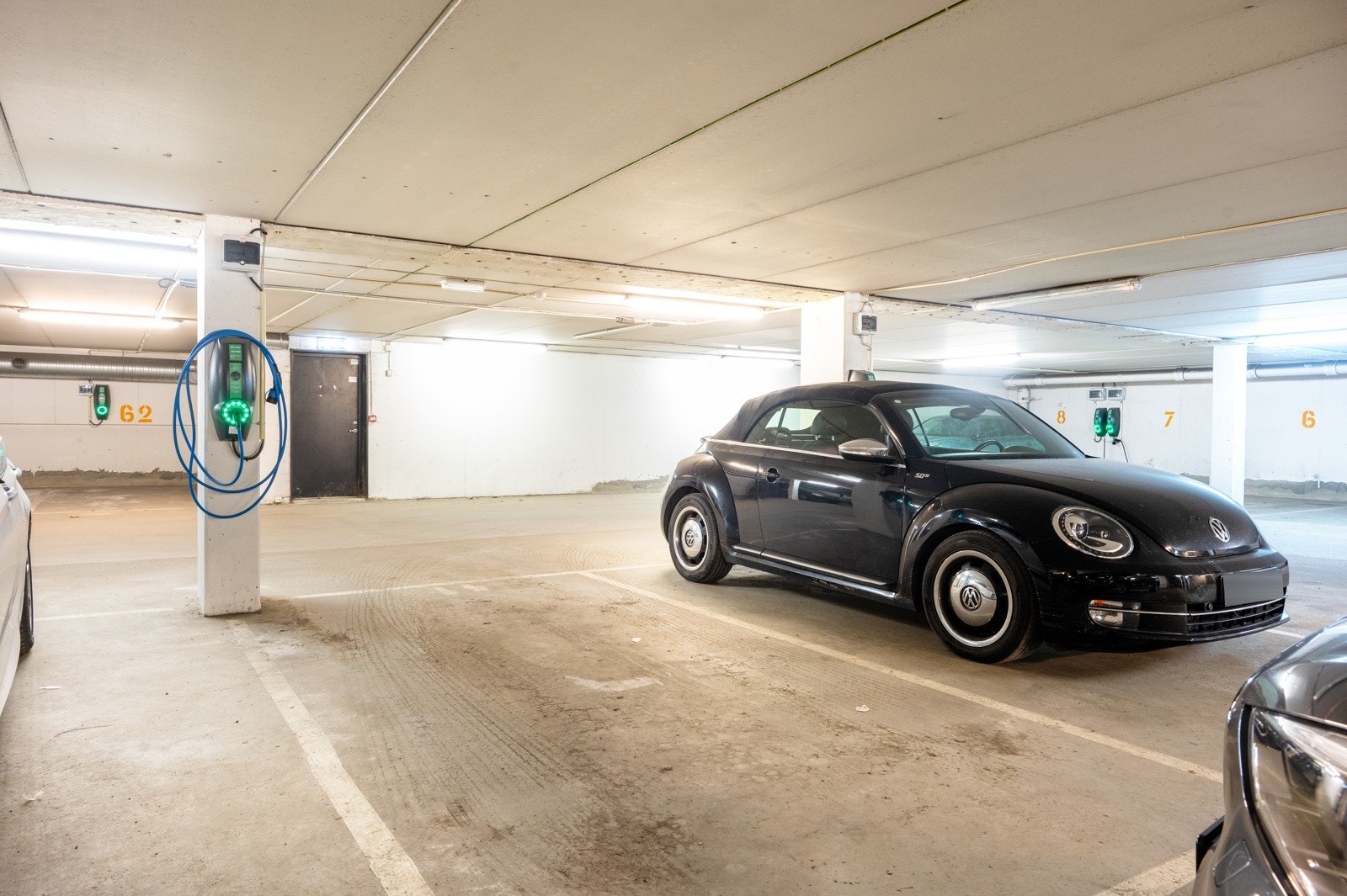 Leiligheten har en tilhørende parkeringsplass, med el-bil lader i felles avlåst parkeringsanlegg. Galleribilde