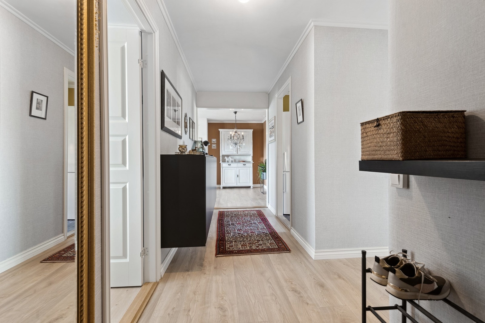 Boligen er i hovedsak pusset opp i 2020 og har en romslig og lys gang, separat toalett, bad, kjøkken, vaskerom, to soverom og stue. Galleribilde