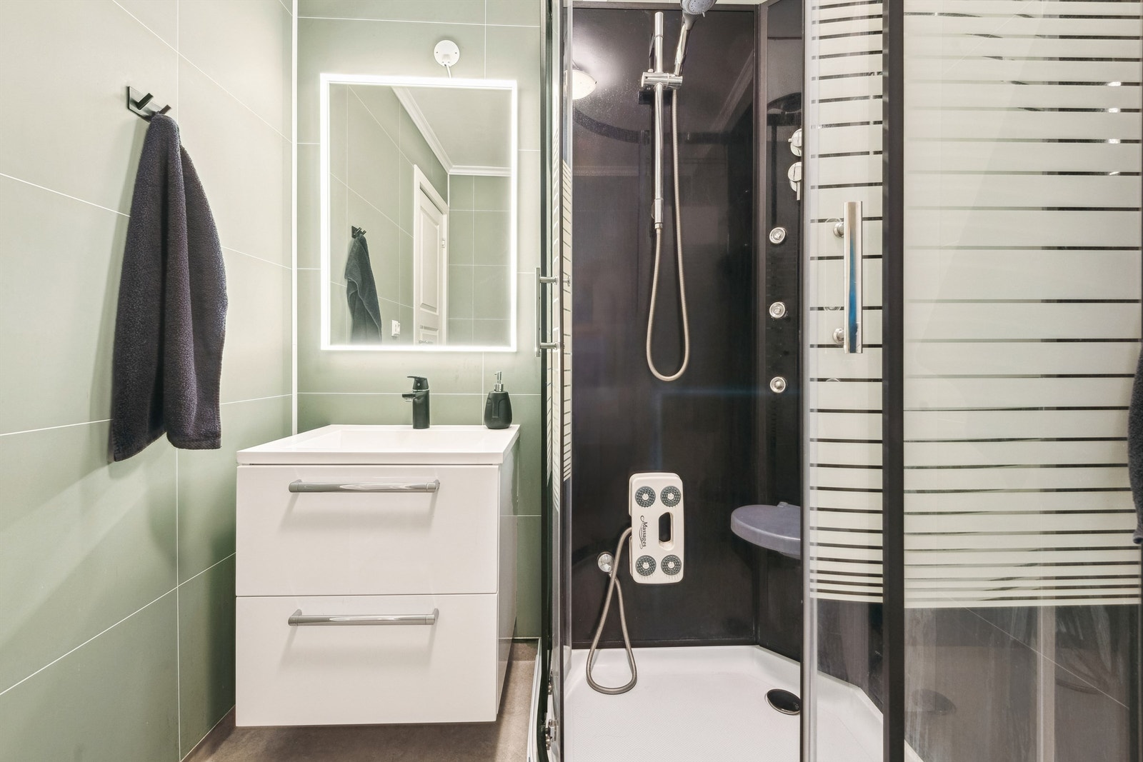 Badet har vegger med baderomsplater og gulv med vinylbelegg og elektriske varmekabler. Galleribilde
