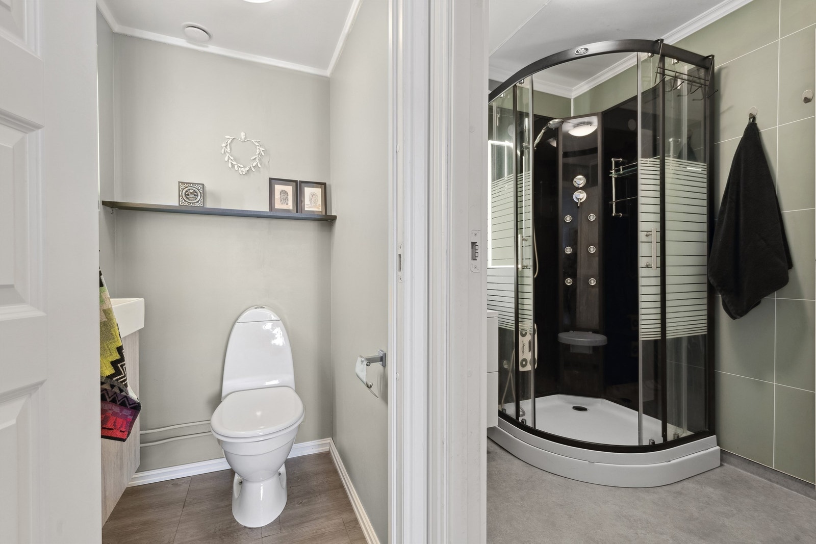 Separat toalettrom ligger vegg-i-vegg med badet. Galleribilde