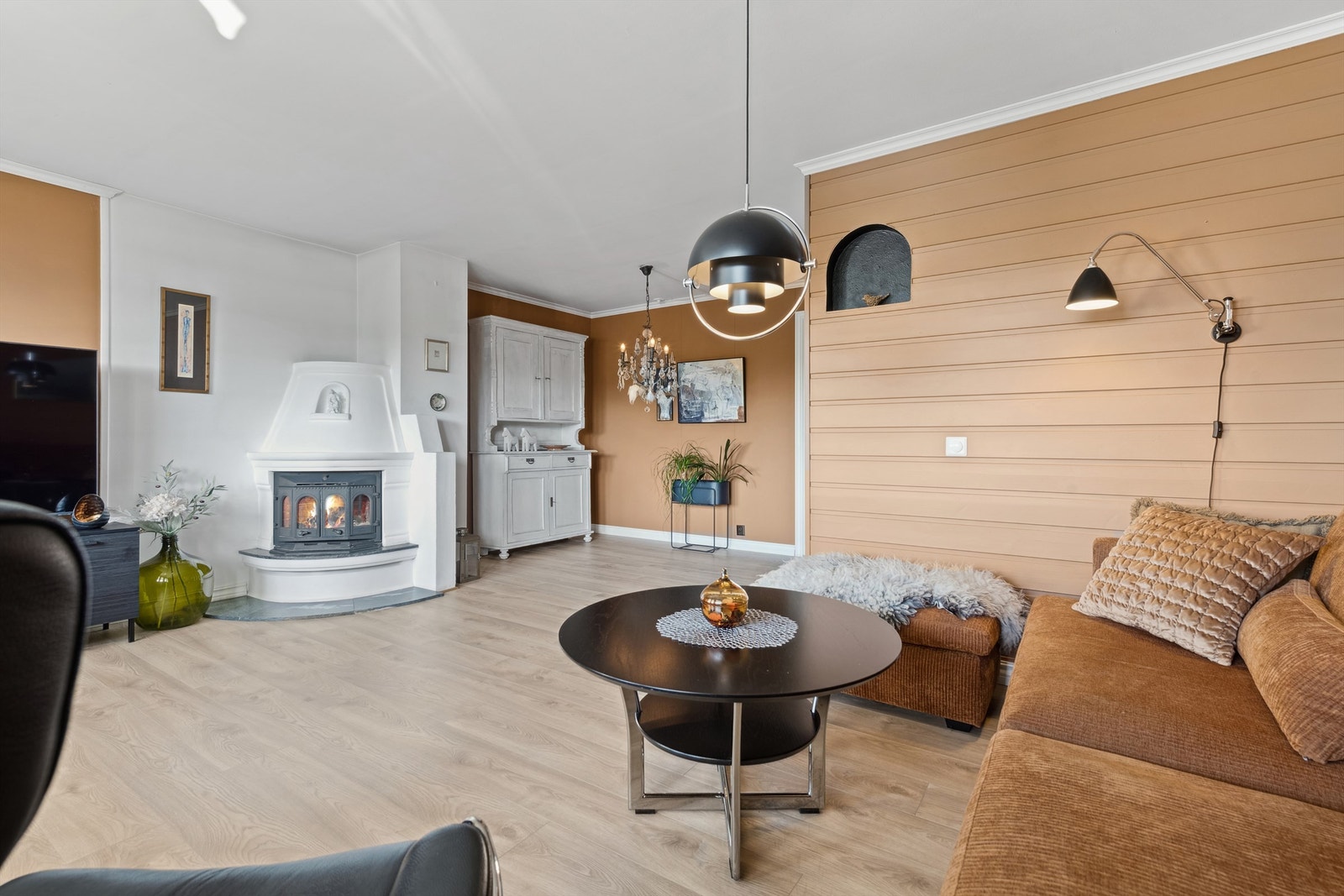 Stuen har flere møbleringsmuligheter og plass til både sofa- og spisegruppe. TV og bredbånd dekkes via felleskostnadene. Galleribilde