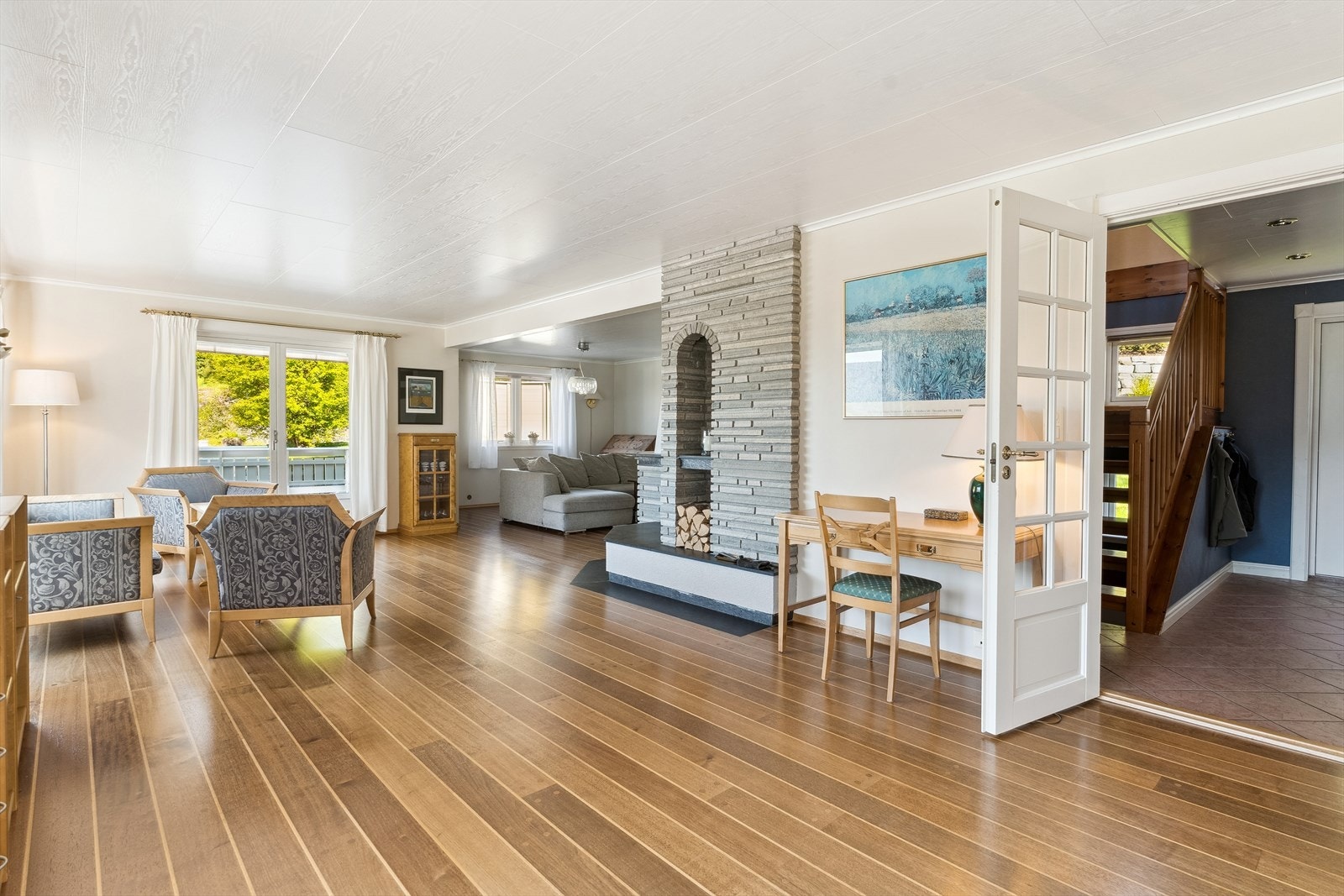 Frå entré kjem du inn til ei romsleg, lys og flott stove Galleribilde