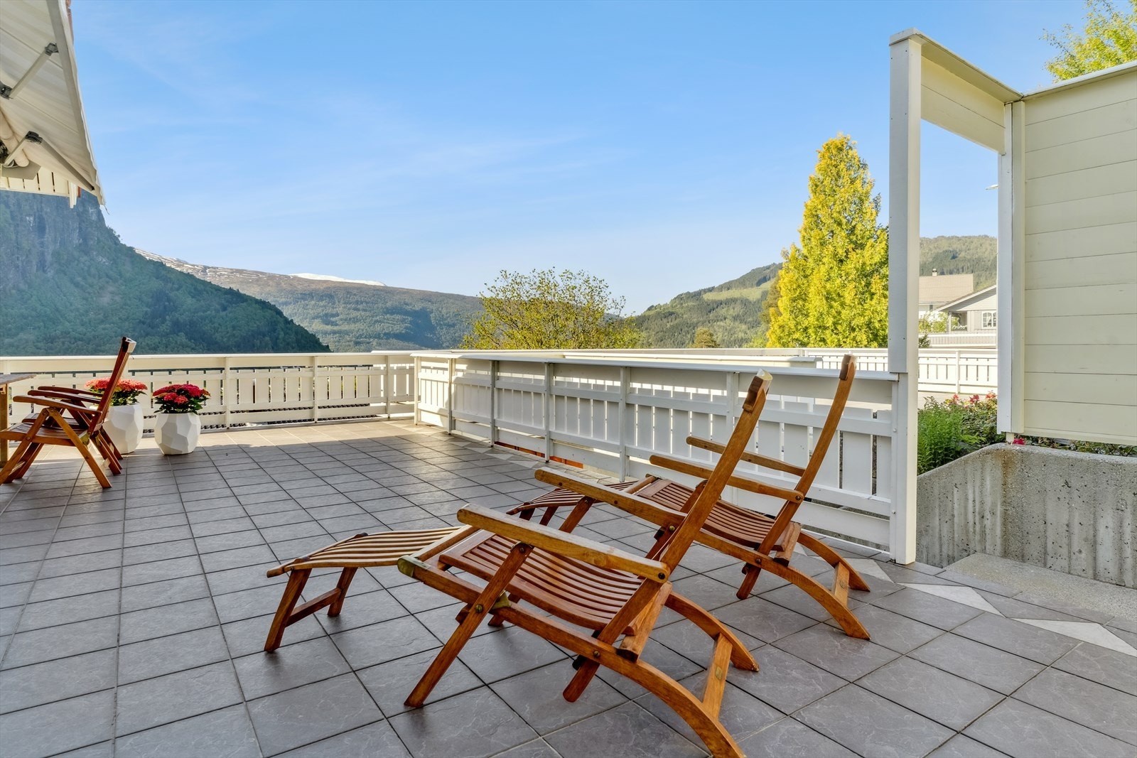 Til høgre i bilde ser du trapp ned til tun/mellom dei to garasjane. Galleribilde