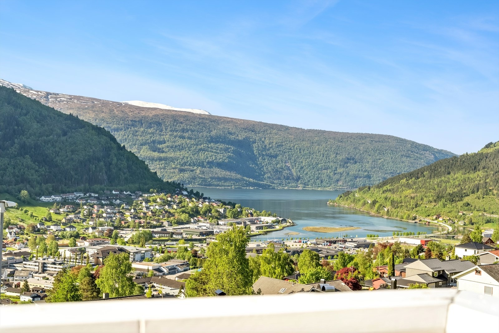 Nydelig utsikt mot fjord, fjellheim, sentrum og bygda Galleribilde