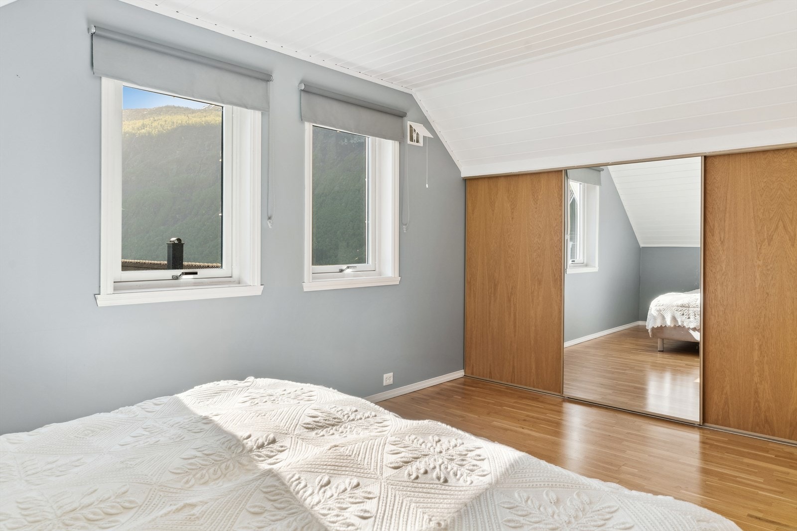 Soverommet austover har også skyvedørsgarderobe Galleribilde