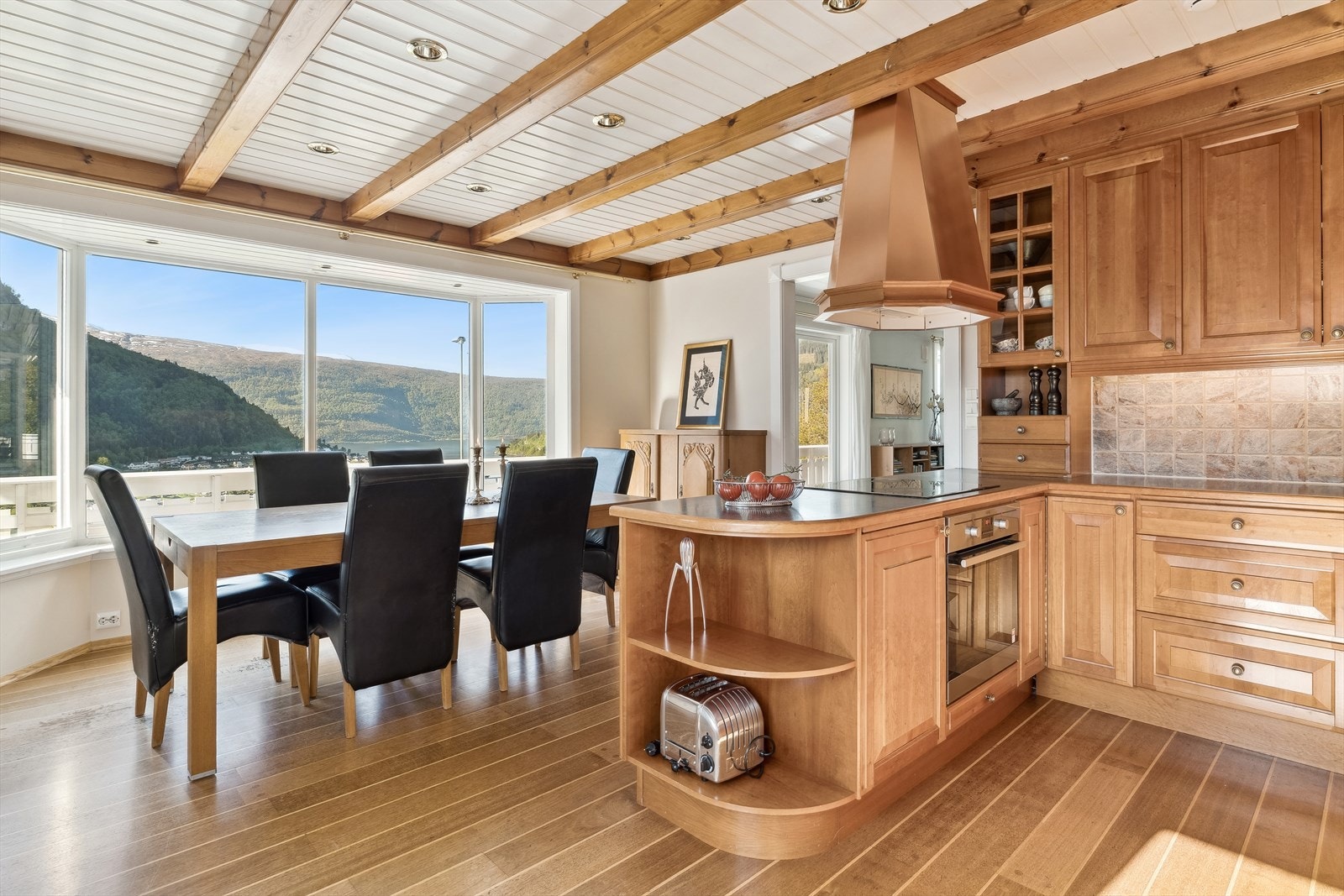 Det er takhøg kjøkkeninnreiing frå byggeår med godt med oppbevaringsplass Galleribilde