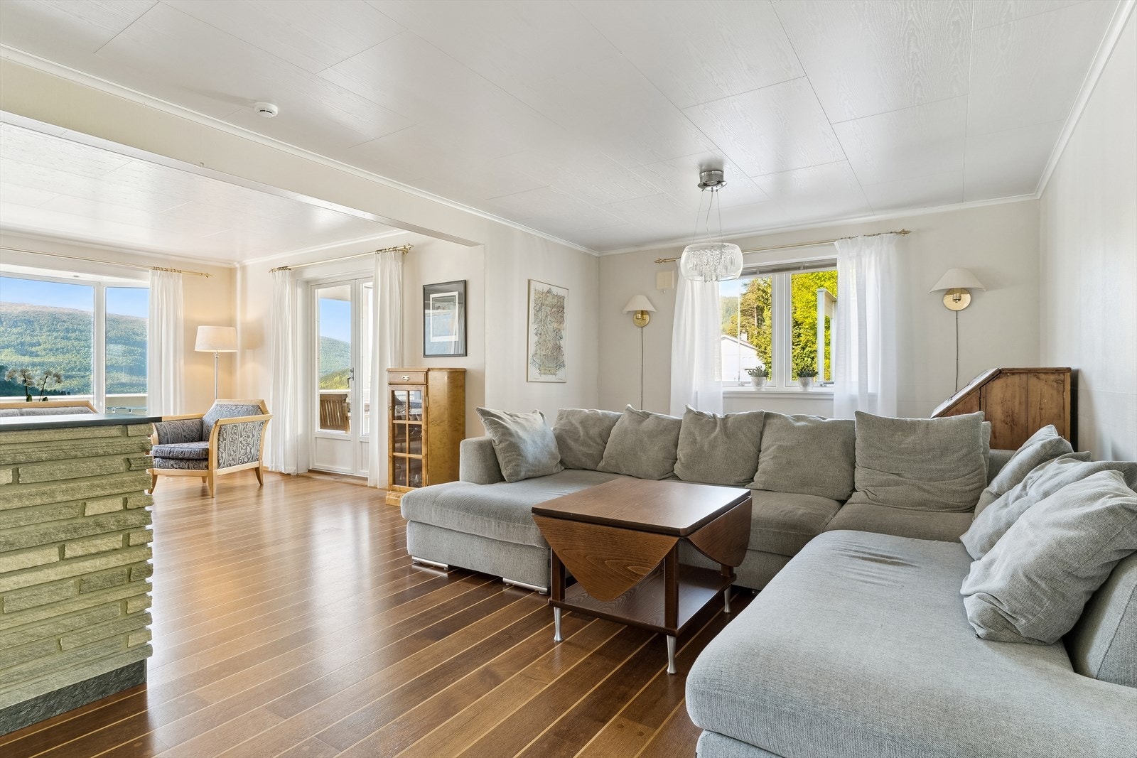 I stova har du også mulighet for forskjellige soner med sitjegrupper, spisebord eller sofa - perfekt for storfamilien! Galleribilde