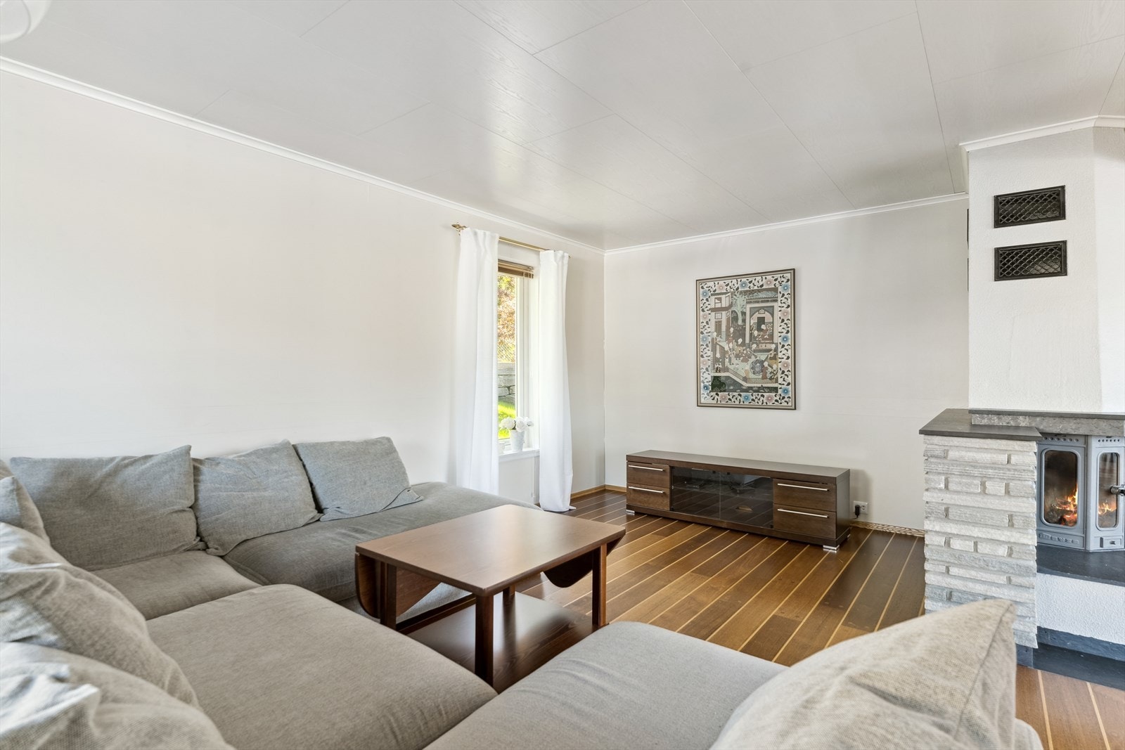 Rommet har lyse veggar og skipsparkett på golv. Galleribilde