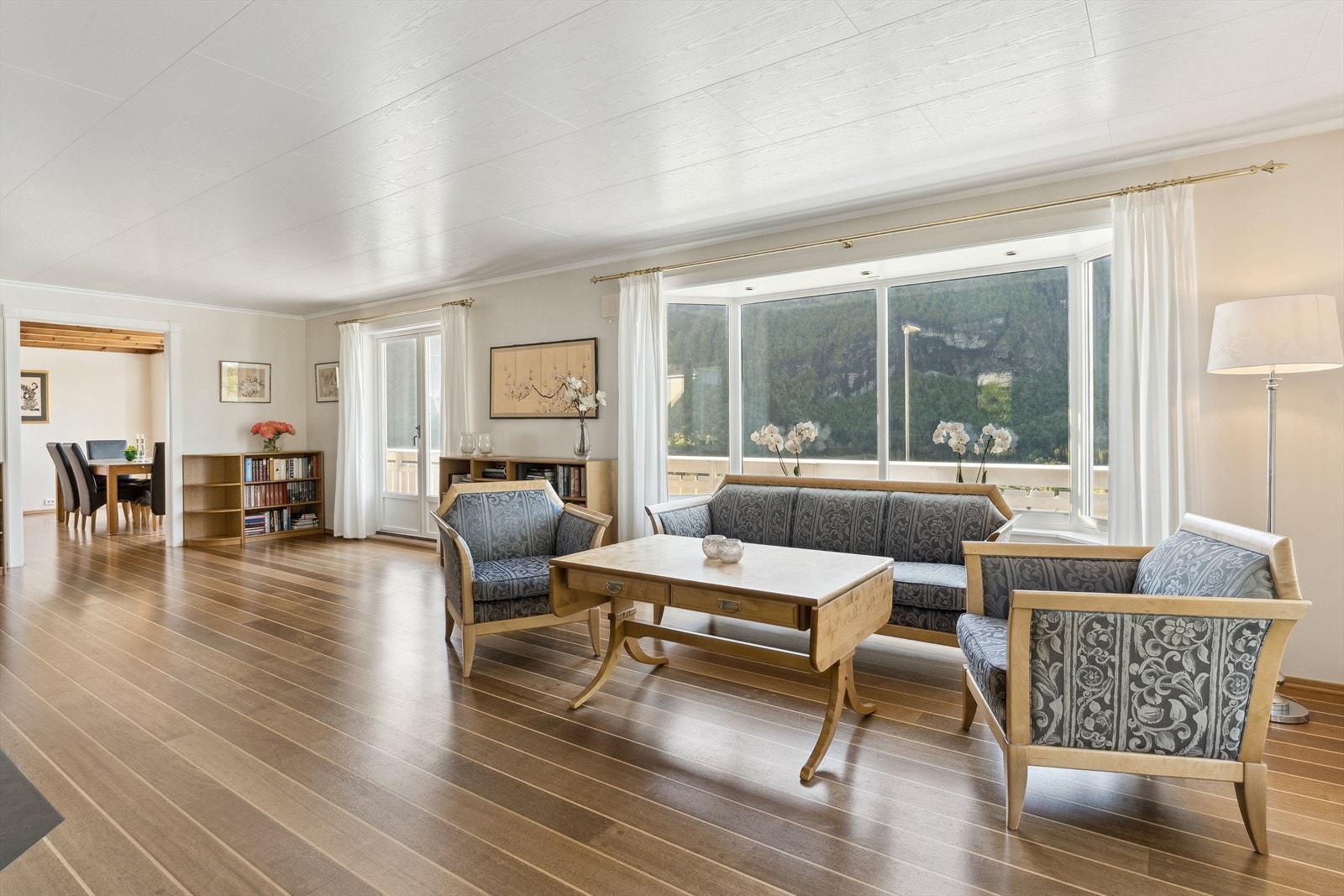 Det er fleire store vindaugsflater i rommet som slepp den fantastiske utsikta og mykje lys inn i rommet. Galleribilde