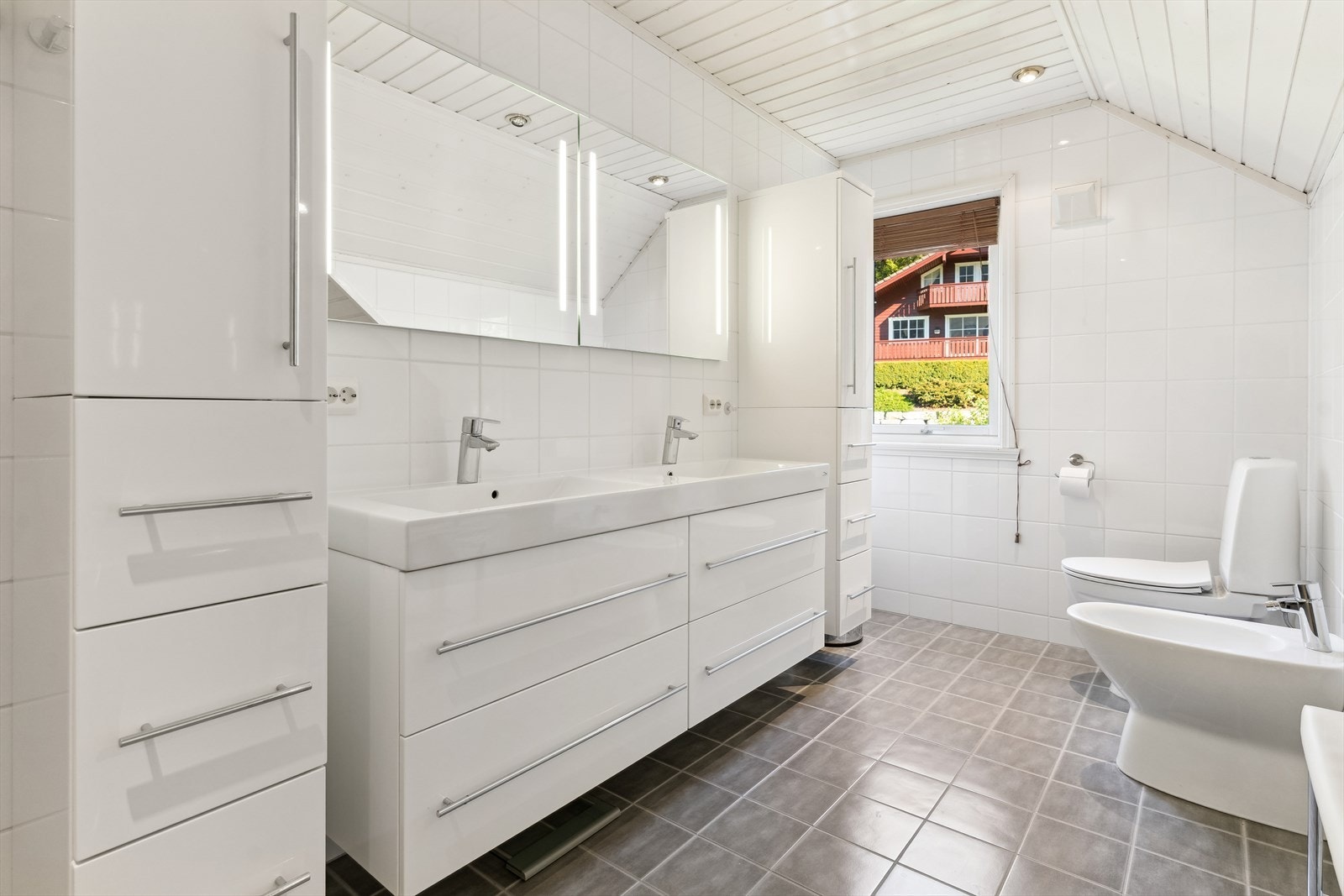 Baderom vart oppgradert i 2010. Her har du både badekar og dusj på golv. Du har ei romsleg, dobbelservant skuffeinnreiing, høgskap og speilskap. De er også bidé og golvståande toalett. Galleribilde