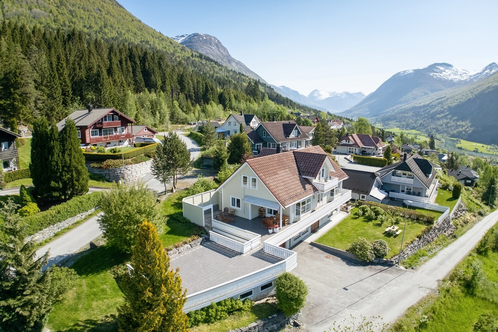 Du har også utleigeleilegheit i underetasje på ca 50m². Leilegheita vender austover og har eigen inngang. Galleribilde