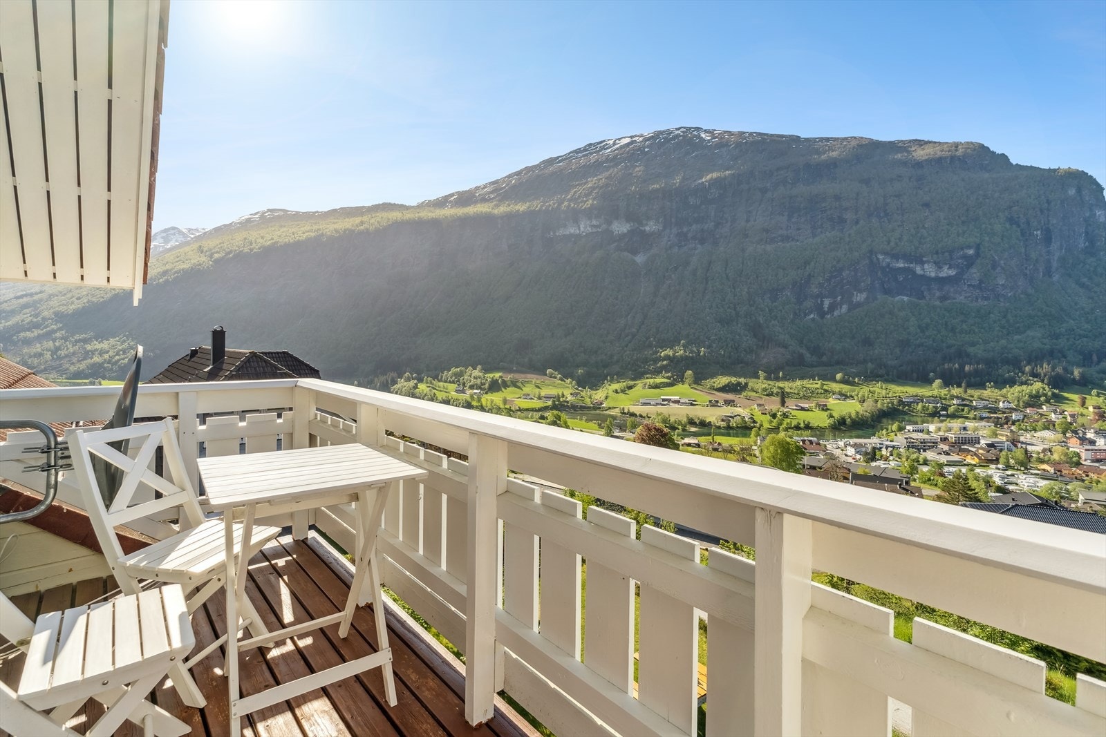 Du har plass for kafémøblar på balkongen og kan sitje her å ha full oversikt over bygda Galleribilde