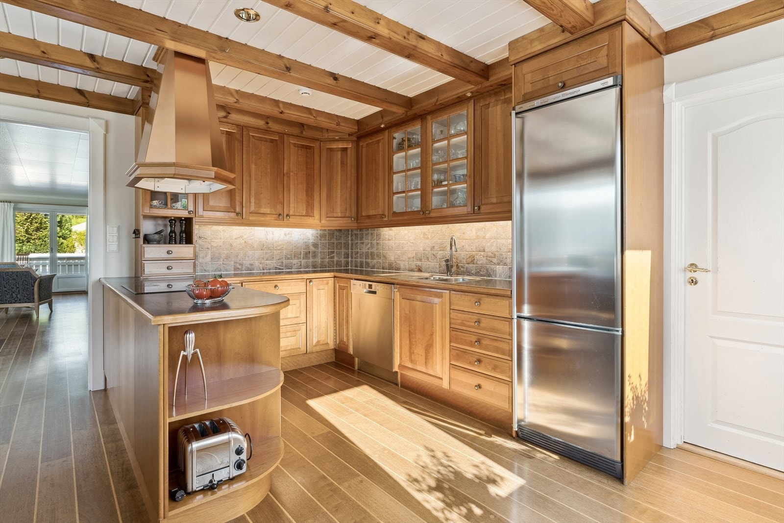 Frittståande kvitevarer som følgjer i salet står på kjøkkenet. Galleribilde