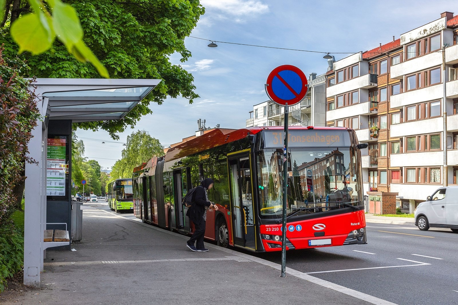 Transporttilbudet er upåklagelig. Carl Berners plass er et sentralt knutepunkt med T-bane, trikk, busser, flybussen og bysykkelstativ Galleribilde