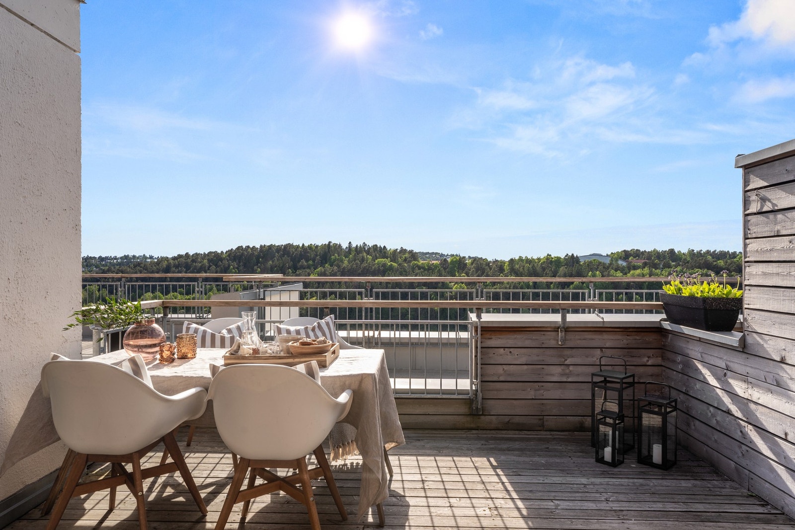 Svært romslig og solrik terrasse på ca. 19 m² med elektrisk markise og stikkuttak. Galleribilde