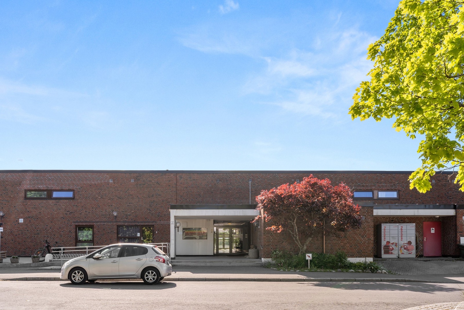 Boligens inngangsparti er pent opparbeidet, i en rolig blindvei. Galleribilde