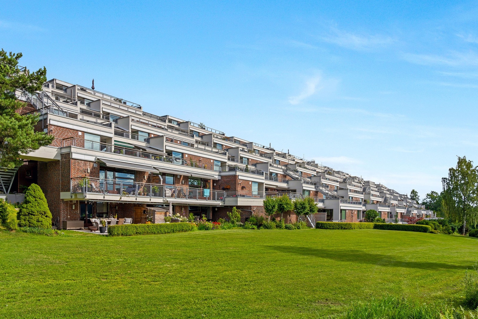 Oppsal Terrasse Borettslag og består av 136 andelsleiligheter bestående av pene og grønne fellesområder. Galleribilde