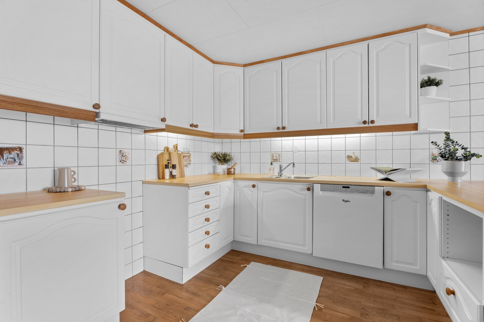 Kjøkkenet har eldre standard, men gir gode muligheter for modernisering etter egne ønsker og behov. Galleribilde