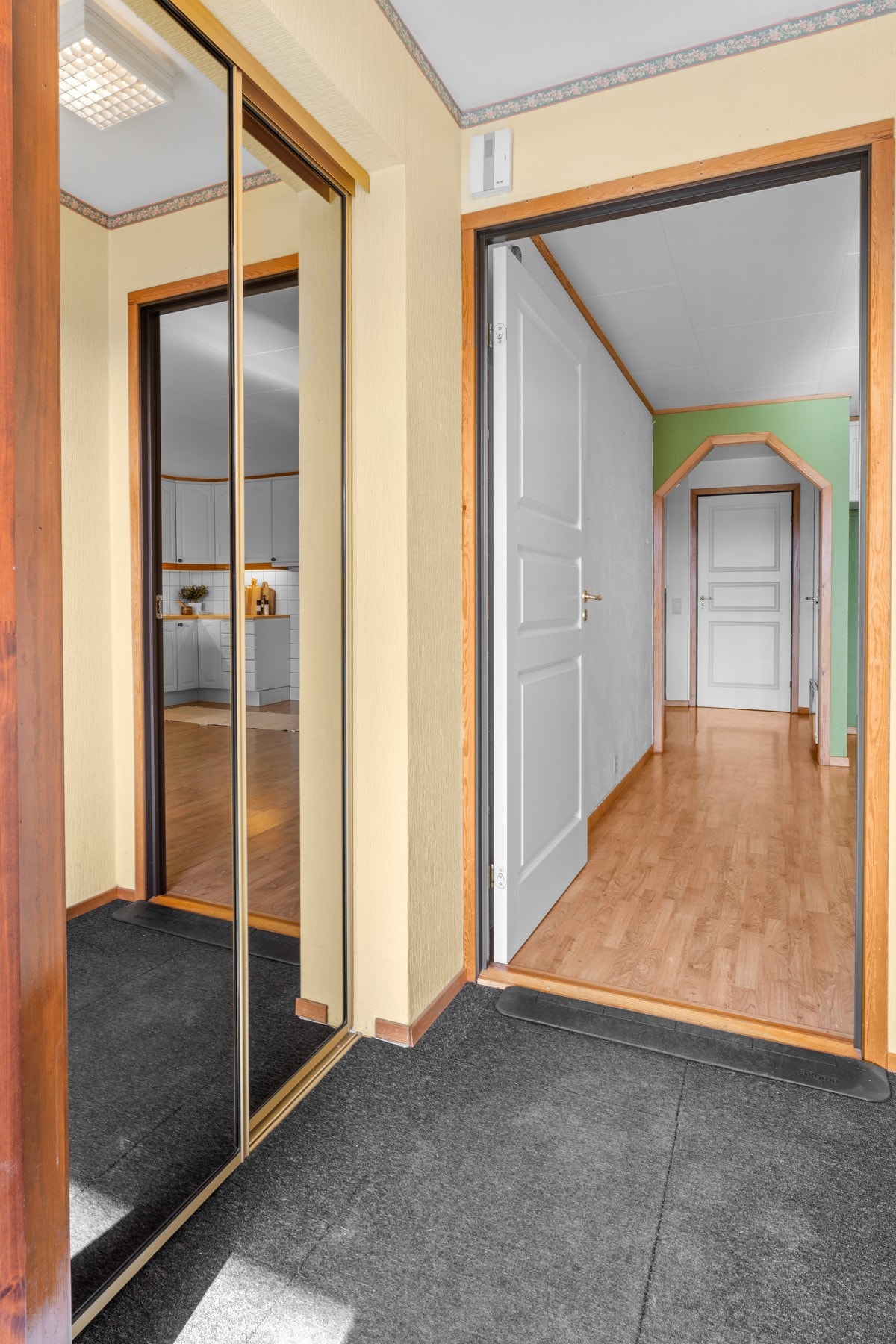 Entréen er praktisk utformet med plass til lagring av sko- og yttertøy. Galleribilde