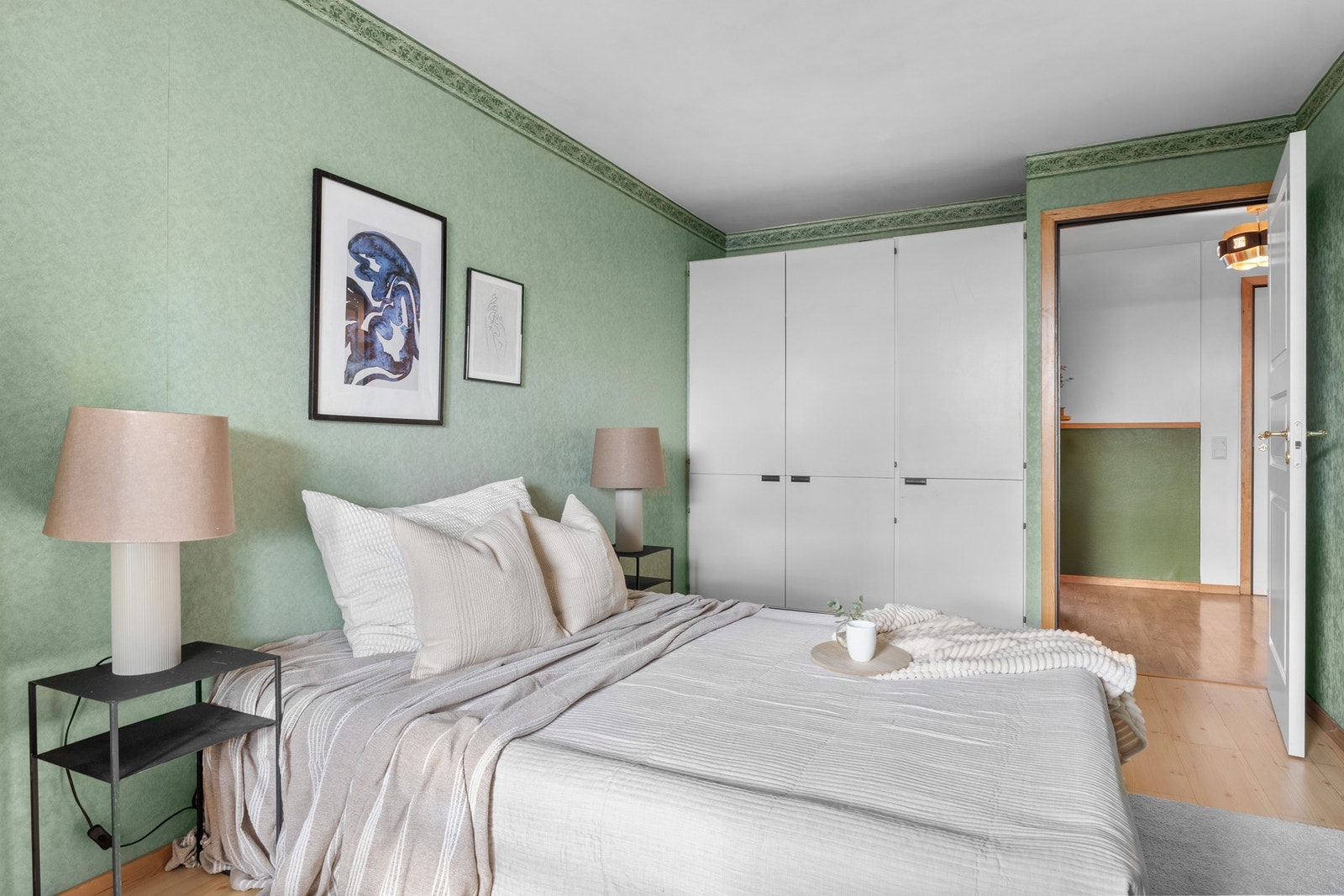 Soverommet byr på godt med garderobeinnredning for lagring. Galleribilde