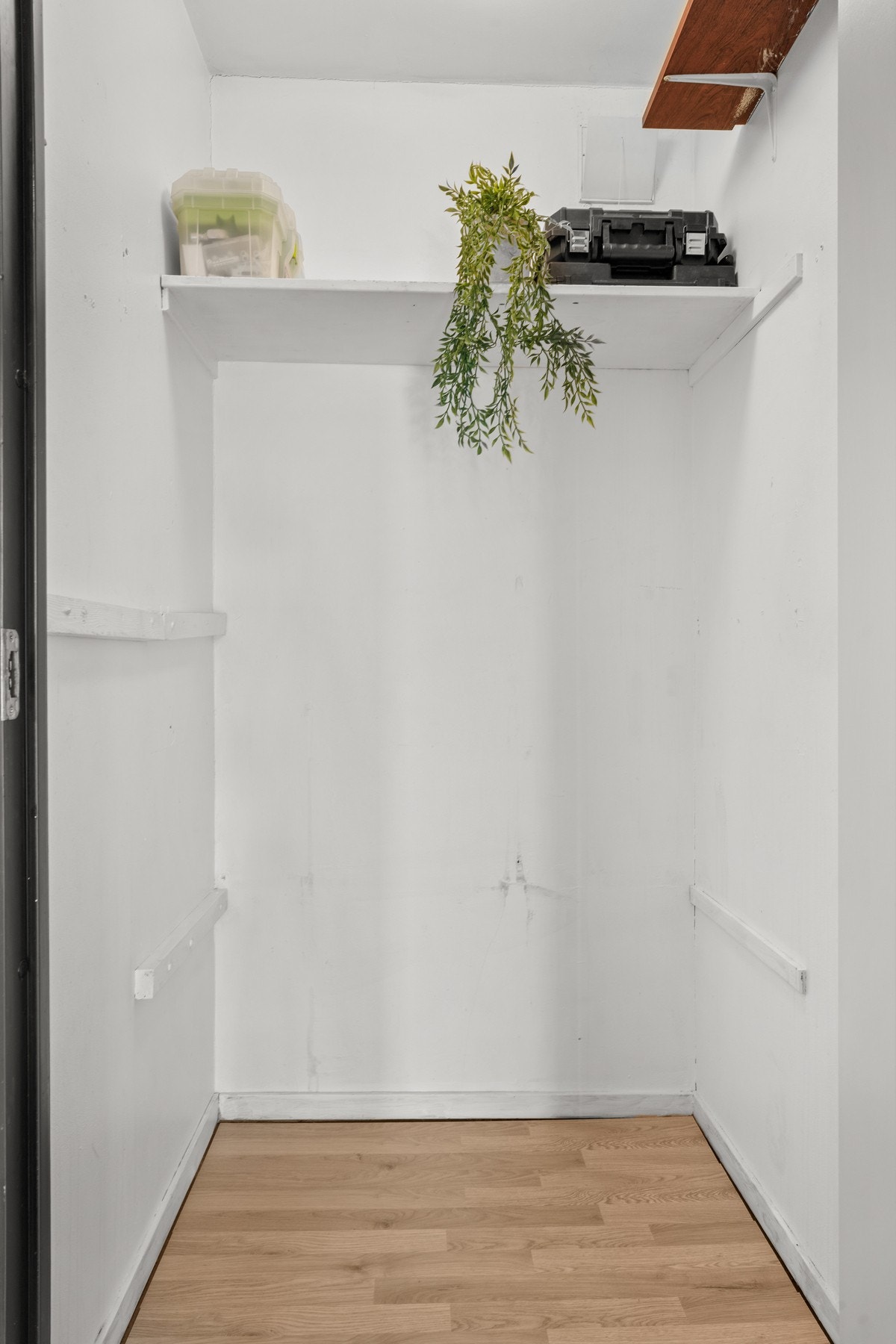 Mellom tv-stuen og badet, er det en innvendig bod som gir muligheten for ytterligere lagring. Galleribilde