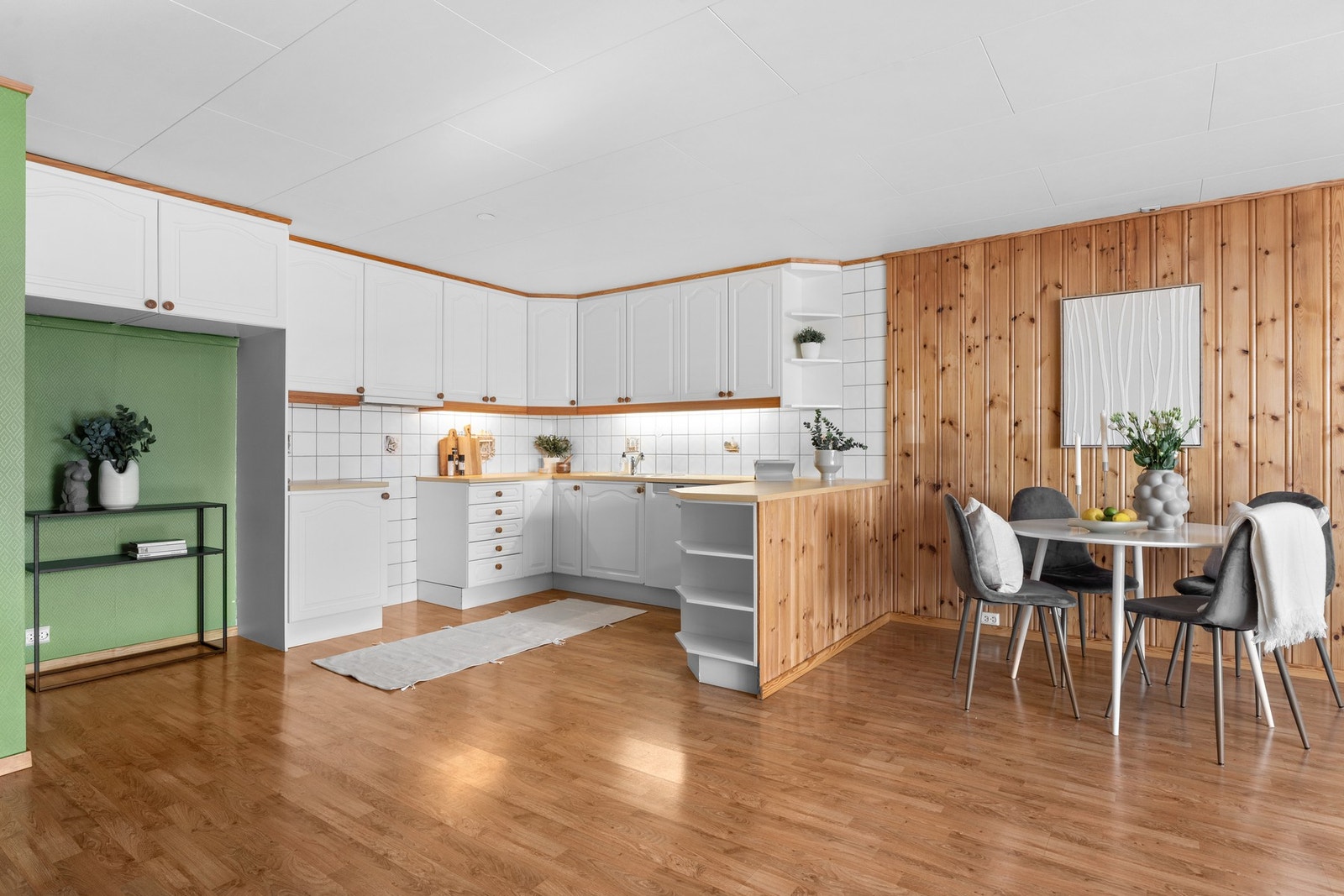 Kjøkkenet ligger i en åpen og sosial løsning mot stuen. Galleribilde